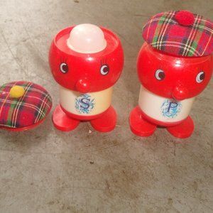 Hong Kong salt pepper shakers set plastic men removable tam hats Scottish